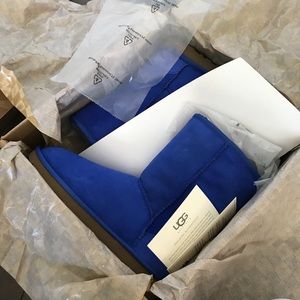 UGG size 7 New with Box. Rare color.